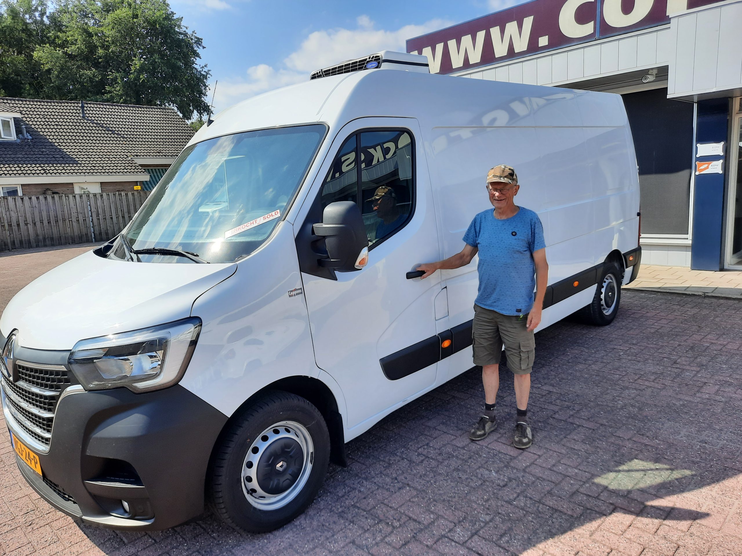 Chauffeur Theo Weerman brengt onze nieuwe koelbus naar Nuenen